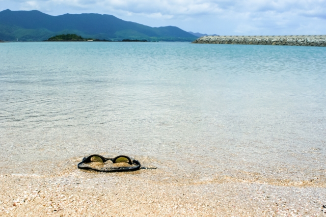 真夏の大空と海水浴とゴーグル