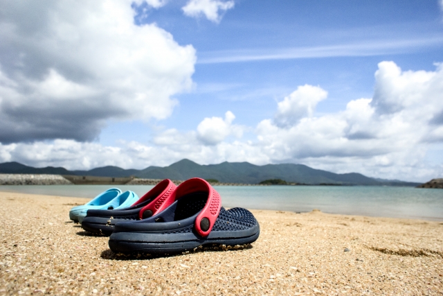 夏の海とクロッグサンダル