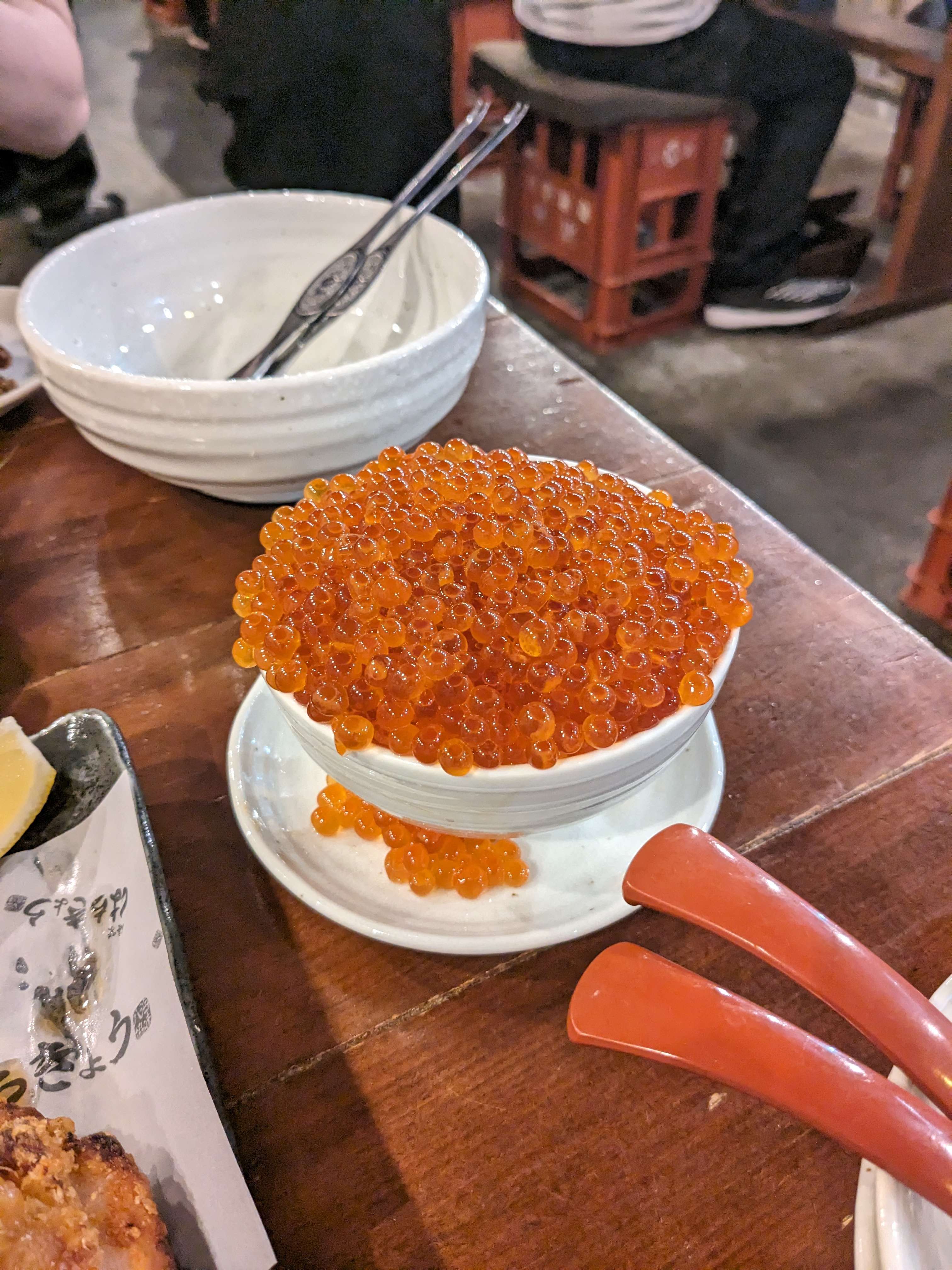 豪快にいくらを盛りつける、北海道名物「つっこ飯」